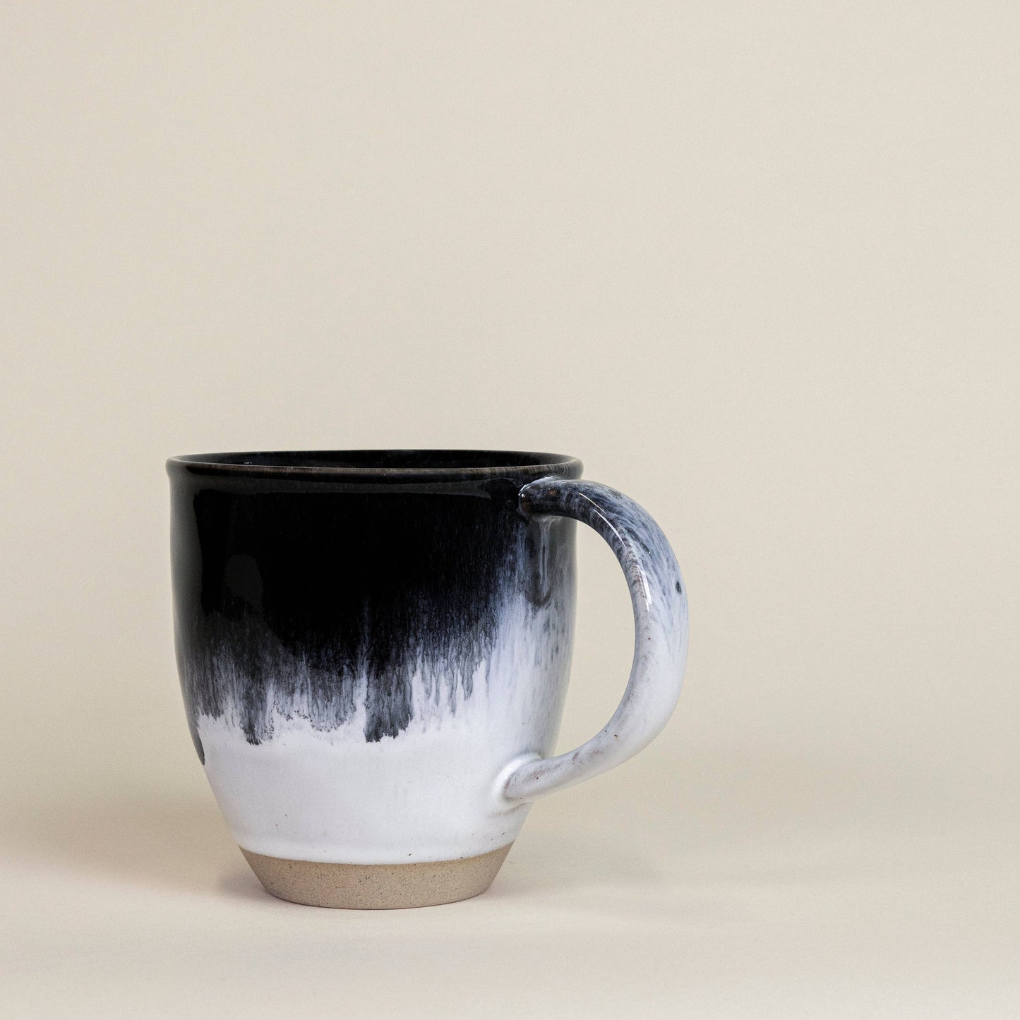 The proper Mug - black/white tones