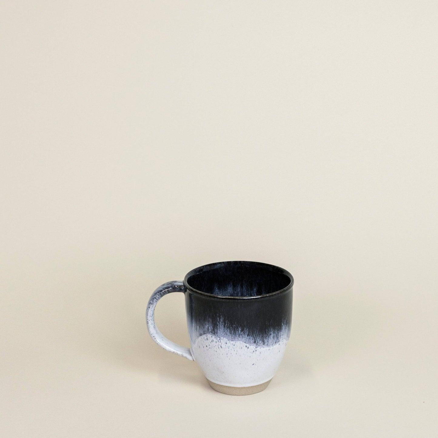 The proper Mug - black/white tones