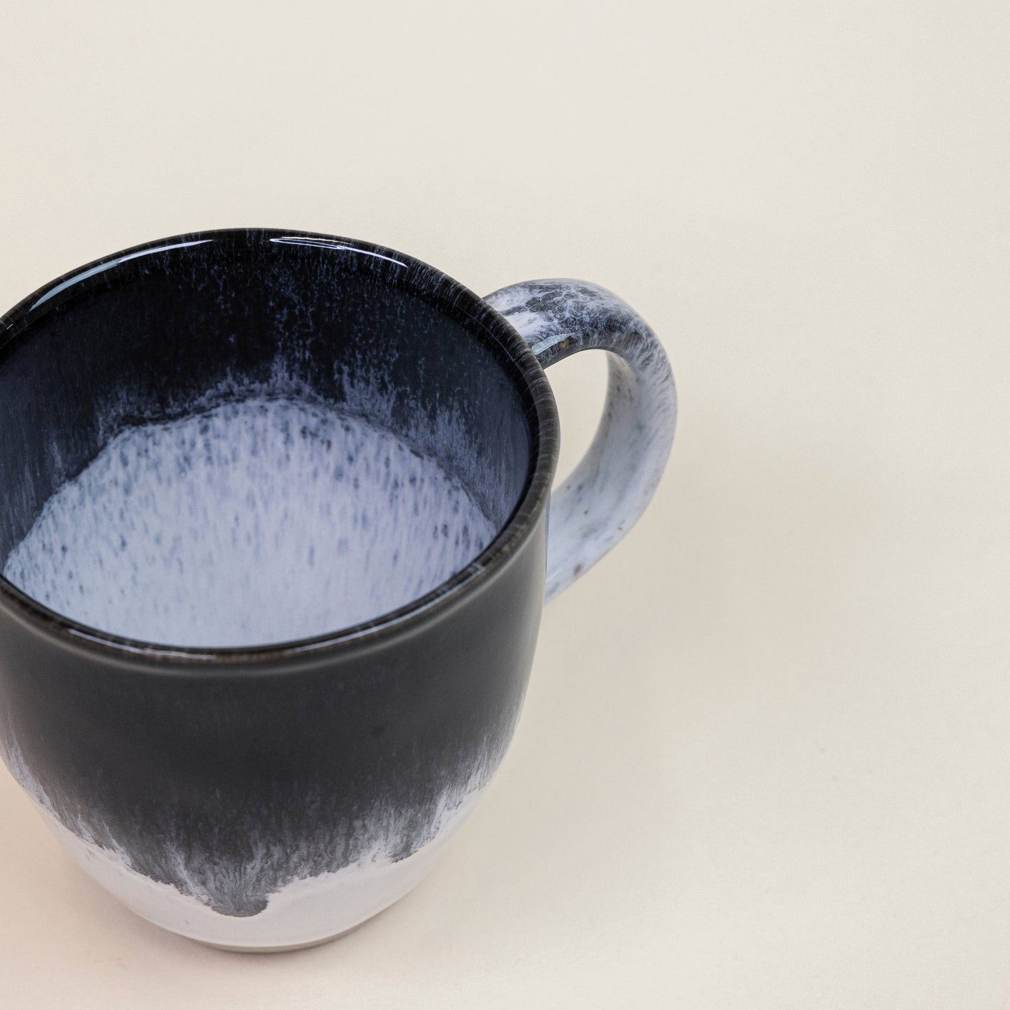 The proper Mug - black/white tones