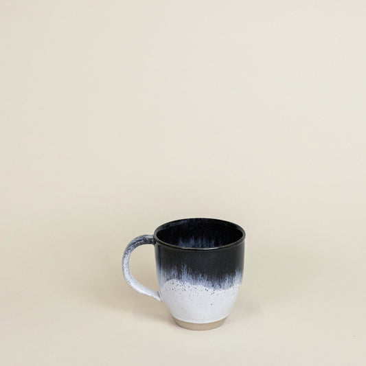 The proper Mug - black/white tones